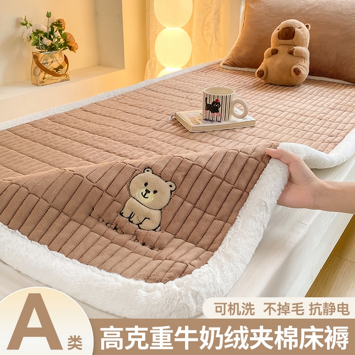 91家纺网 家纺一手货源 找家纺 （总）梦初语 2025新款纯色牛奶绒贴布绣床垫褥冬季加绒加厚防滑学生宿舍 -直播爆款（面料175克-夹棉200克-底布80克防滑滴塑布）