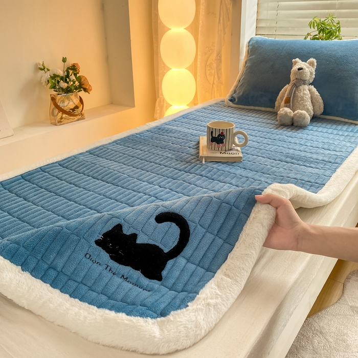 91家纺网 家纺一手货源 找家纺 （总）梦初语 2025新款纯色牛奶绒贴布绣床垫褥冬季加绒加厚防滑学生宿舍 -直播爆款（面料175克-夹棉200克-底布80克防滑滴塑布）