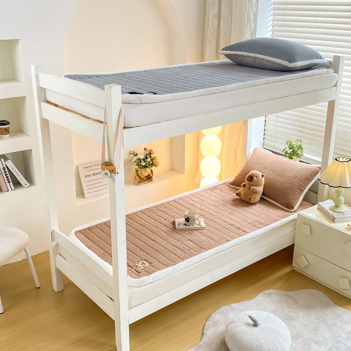 91家纺网 家纺一手货源 找家纺 （总）梦初语 2025新款纯色牛奶绒贴布绣床垫褥冬季加绒加厚防滑学生宿舍 -直播爆款（面料175克-夹棉200克-底布80克防滑滴塑布）