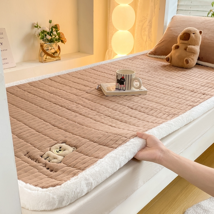 91家纺网 家纺一手货源 找家纺 梦初语 2025新款纯色牛奶绒贴布绣床垫褥冬季加绒加厚防滑学生宿舍 -直播爆款（面料175克-夹棉200克-底布80克防滑滴塑布） 维尼-棕