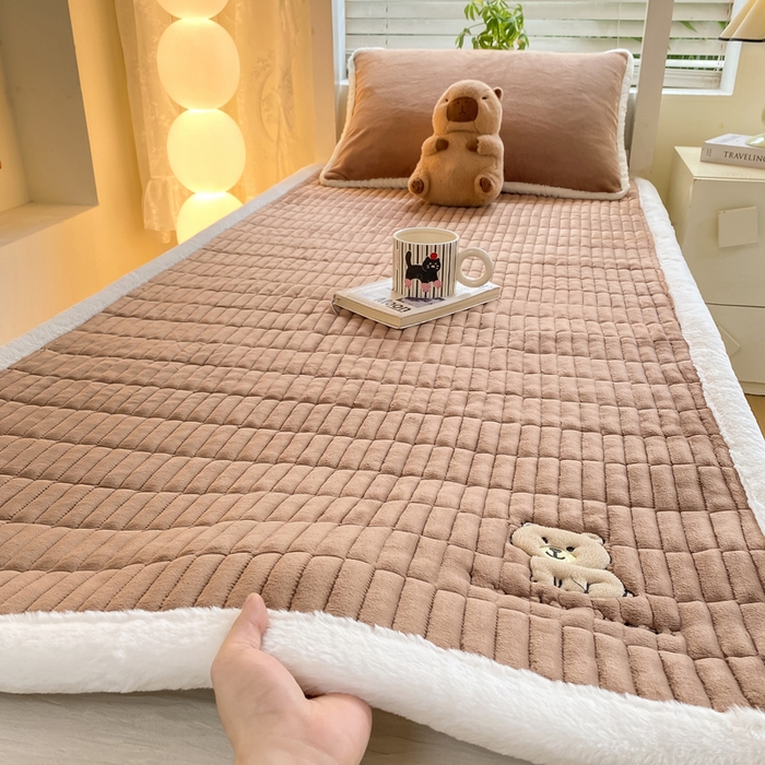 91家纺网 家纺一手货源 找家纺 梦初语 2025新款纯色牛奶绒贴布绣床垫褥冬季加绒加厚防滑学生宿舍 -直播爆款（面料175克-夹棉200克-底布80克防滑滴塑布） 维尼-棕