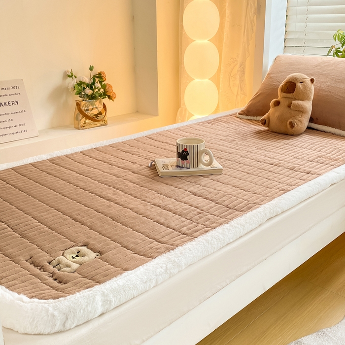 91家纺网 家纺一手货源 找家纺 梦初语 2025新款纯色牛奶绒贴布绣床垫褥冬季加绒加厚防滑学生宿舍 -直播爆款（面料175克-夹棉200克-底布80克防滑滴塑布） 维尼-棕