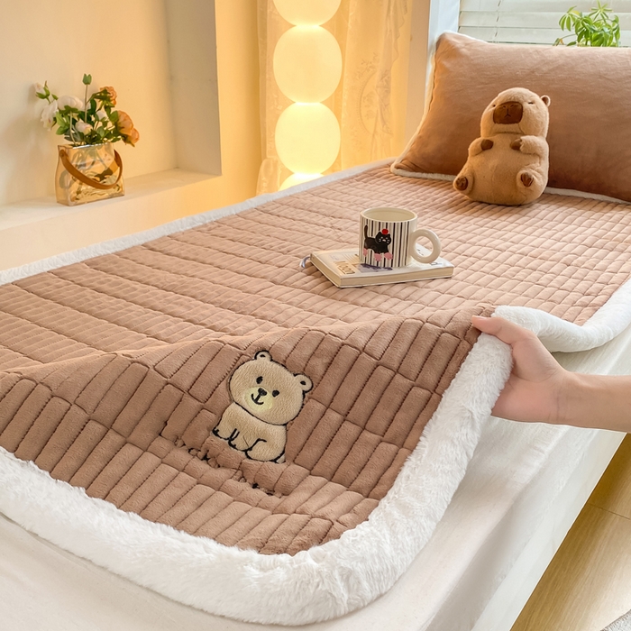 91家纺网 家纺一手货源 找家纺 （总）梦初语 2025新款纯色牛奶绒贴布绣床垫褥冬季加绒加厚防滑学生宿舍 -直播爆款（面料175克-夹棉200克-底布80克防滑滴塑布）