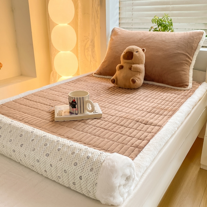 91家纺网 家纺一手货源 找家纺 （总）梦初语 2025新款纯色牛奶绒贴布绣床垫褥冬季加绒加厚防滑学生宿舍 -直播爆款（面料175克-夹棉200克-底布80克防滑滴塑布）