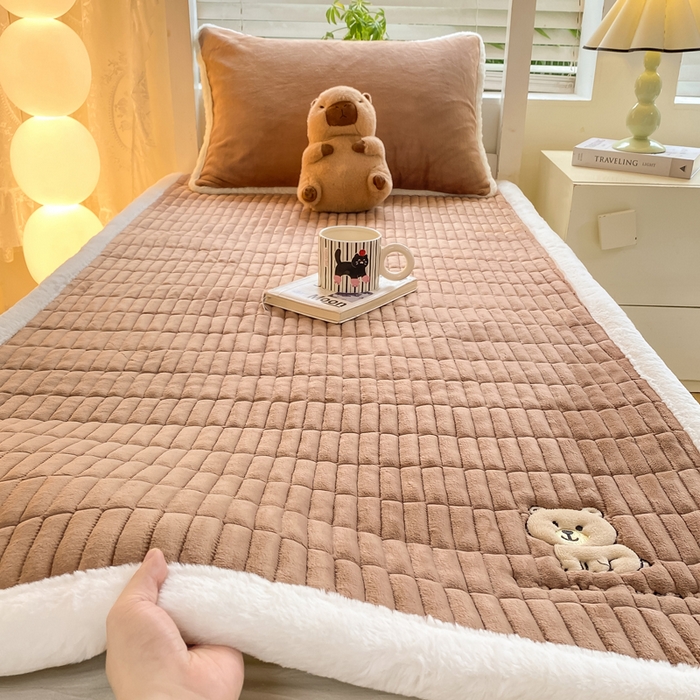 91家纺网 家纺一手货源 找家纺 （总）梦初语 2025新款纯色牛奶绒贴布绣床垫褥冬季加绒加厚防滑学生宿舍 -直播爆款（面料175克-夹棉200克-底布80克防滑滴塑布）