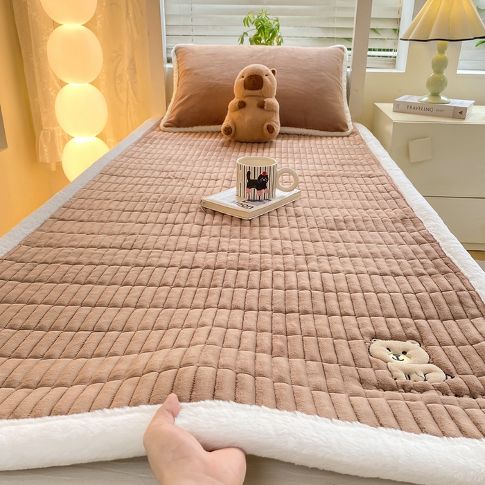91家纺网 家纺一手货源 找家纺 梦初语 2025新款纯色牛奶绒贴布绣床垫褥冬季加绒加厚防滑学生宿舍 -直播爆款（面料175克-夹棉200克-底布80克防滑滴塑布） 维尼-棕