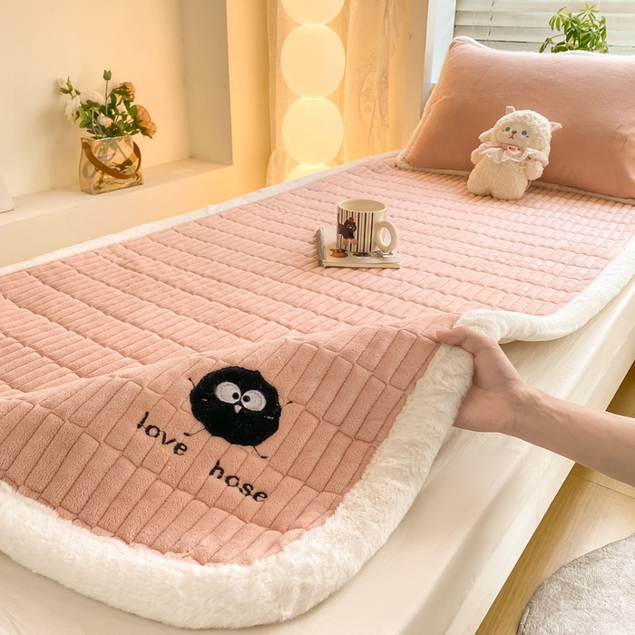 91家纺网 家纺一手货源 找家纺 梦初语 2025新款纯色牛奶绒贴布绣床垫褥冬季加绒加厚防滑学生宿舍 -直播爆款（面料175克-夹棉200克-底布80克防滑滴塑布） 煤球-玉