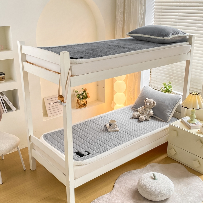 91家纺网 家纺一手货源 找家纺 梦初语 2025新款纯色牛奶绒贴布绣床垫褥冬季加绒加厚防滑学生宿舍 -直播爆款（面料175克-夹棉200克-底布80克防滑滴塑布） 猫咪-灰