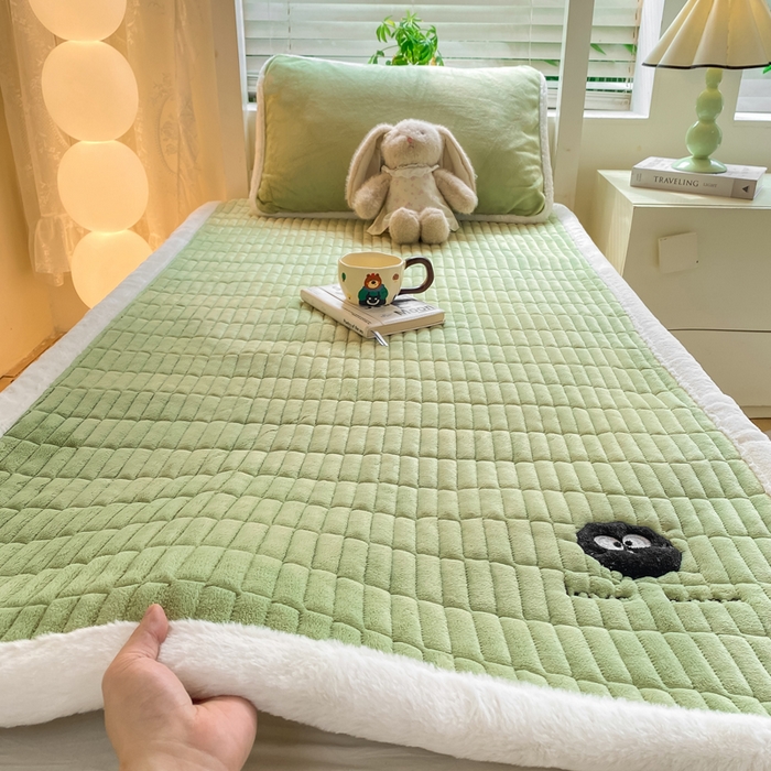 91家纺网 家纺一手货源 找家纺 梦初语 2025新款纯色牛奶绒贴布绣床垫褥冬季加绒加厚防滑学生宿舍 -直播爆款（面料175克-夹棉200克-底布80克防滑滴塑布） 煤球-绿