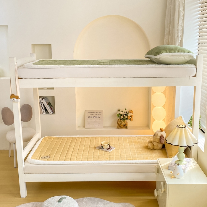 91家纺网 家纺一手货源 找家纺 梦初语 2025新款纯色牛奶绒贴布绣床垫褥冬季加绒加厚防滑学生宿舍 -直播爆款（面料175克-夹棉200克-底布80克防滑滴塑布） 维尼-咖