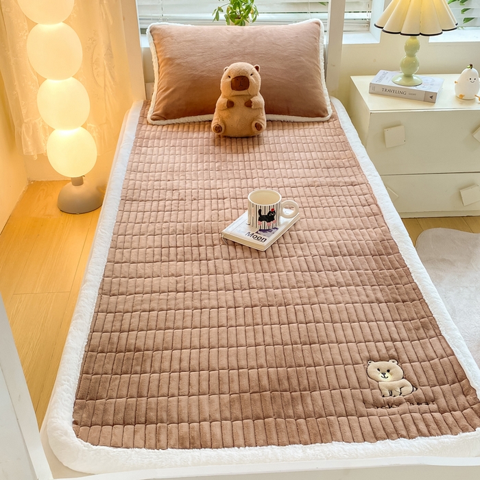 91家纺网 家纺一手货源 找家纺 梦初语 2025新款纯色牛奶绒贴布绣床垫褥冬季加绒加厚防滑学生宿舍 -直播爆款（面料175克-夹棉200克-底布80克防滑滴塑布） 维尼-棕