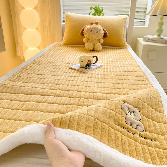 91家纺网 家纺一手货源 找家纺 梦初语 2025新款纯色牛奶绒贴布绣床垫褥冬季加绒加厚防滑学生宿舍 -直播爆款（面料175克-夹棉200克-底布80克防滑滴塑布） 维尼-咖