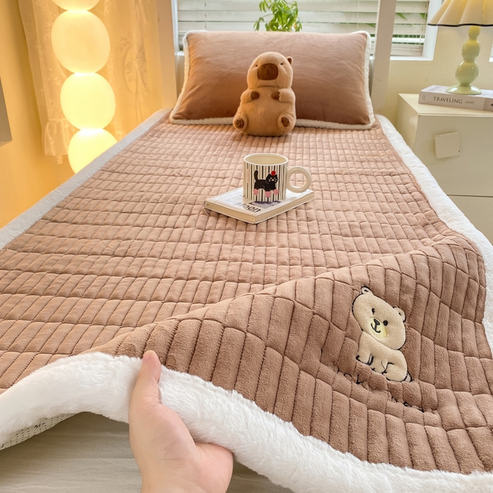 91家纺网 家纺一手货源 找家纺 梦初语 2025新款纯色牛奶绒贴布绣床垫褥冬季加绒加厚防滑学生宿舍 -直播爆款（面料175克-夹棉200克-底布80克防滑滴塑布） 维尼-棕