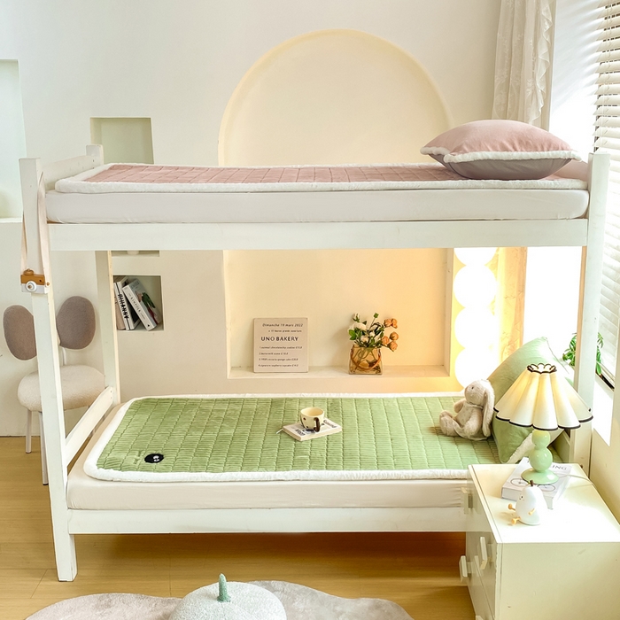 91家纺网 家纺一手货源 找家纺 梦初语 2025新款纯色牛奶绒贴布绣床垫褥冬季加绒加厚防滑学生宿舍 -直播爆款（面料175克-夹棉200克-底布80克防滑滴塑布） 煤球-绿