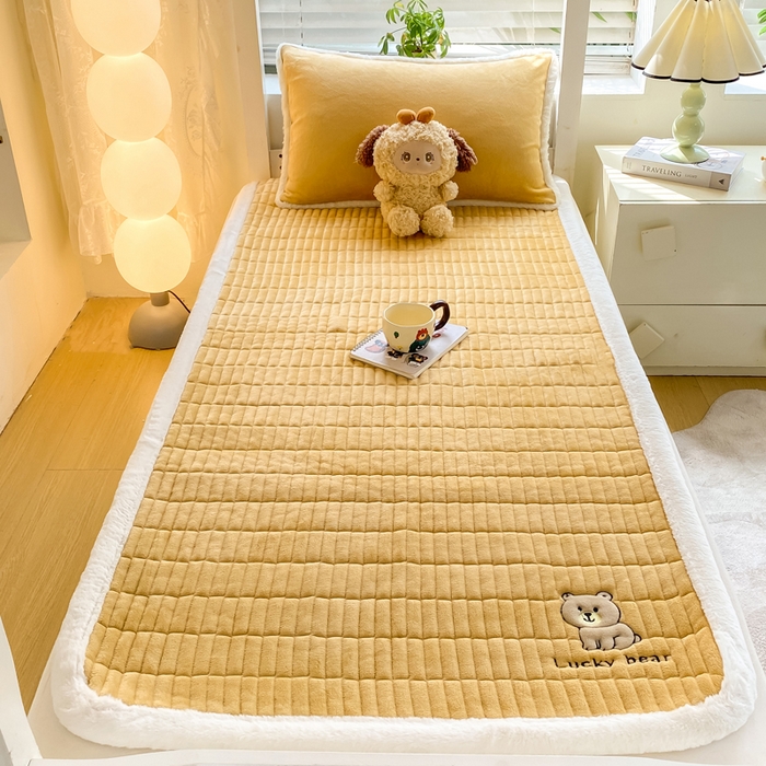 91家纺网 家纺一手货源 找家纺 梦初语 2025新款纯色牛奶绒贴布绣床垫褥冬季加绒加厚防滑学生宿舍 -直播爆款（面料175克-夹棉200克-底布80克防滑滴塑布） 维尼-咖