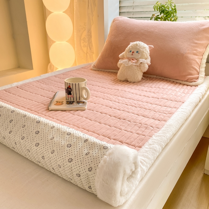 91家纺网 家纺一手货源 找家纺 梦初语 2025新款纯色牛奶绒贴布绣床垫褥冬季加绒加厚防滑学生宿舍 -直播爆款（面料175克-夹棉200克-底布80克防滑滴塑布） 煤球-玉