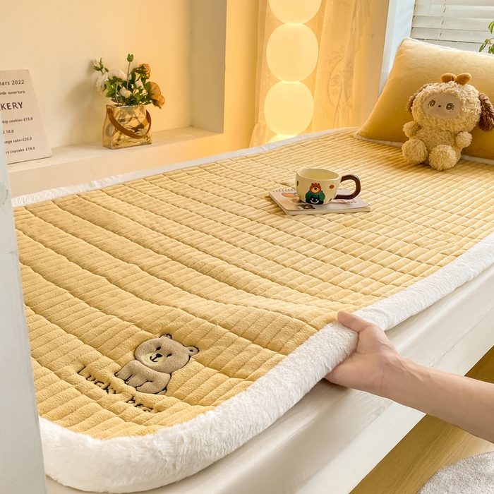 91家纺网 家纺一手货源 找家纺 梦初语 2025新款纯色牛奶绒贴布绣床垫褥冬季加绒加厚防滑学生宿舍 -直播爆款（面料175克-夹棉200克-底布80克防滑滴塑布） 维尼-咖