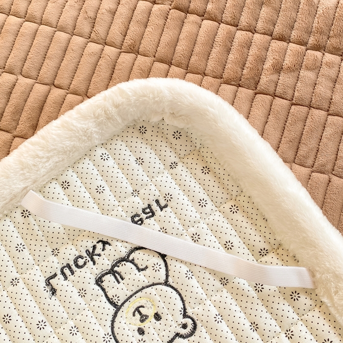 91家纺网 家纺一手货源 找家纺 梦初语 2025新款纯色牛奶绒贴布绣床垫褥冬季加绒加厚防滑学生宿舍 -直播爆款（面料175克-夹棉200克-底布80克防滑滴塑布） 维尼-棕