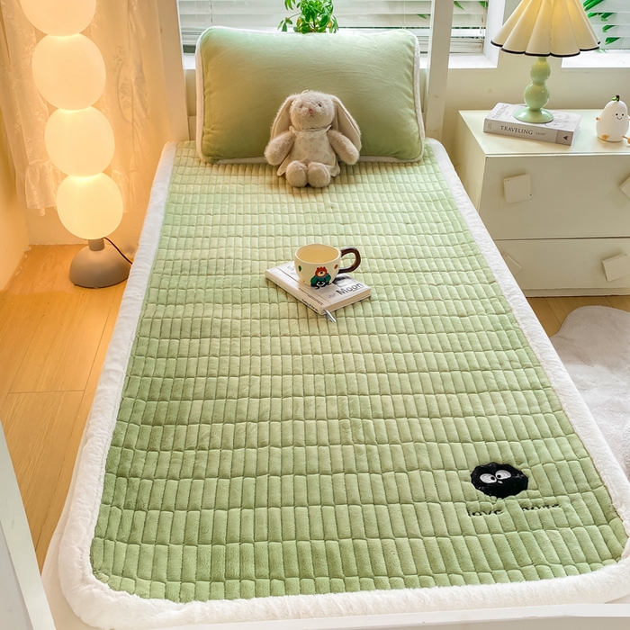91家纺网 家纺一手货源 找家纺 梦初语 2025新款纯色牛奶绒贴布绣床垫褥冬季加绒加厚防滑学生宿舍 -直播爆款（面料175克-夹棉200克-底布80克防滑滴塑布） 煤球-绿