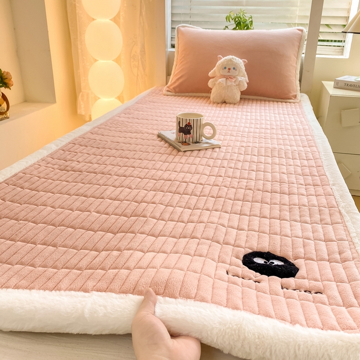 91家纺网 家纺一手货源 找家纺 梦初语 2025新款纯色牛奶绒贴布绣床垫褥冬季加绒加厚防滑学生宿舍 -直播爆款（面料175克-夹棉200克-底布80克防滑滴塑布） 煤球-玉
