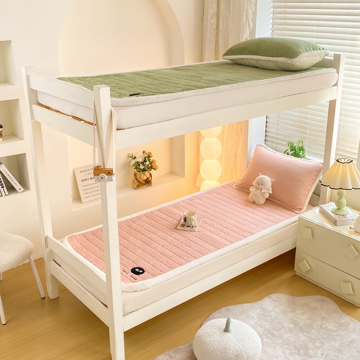 91家纺网 家纺一手货源 找家纺 梦初语 2025新款纯色牛奶绒贴布绣床垫褥冬季加绒加厚防滑学生宿舍 -直播爆款（面料175克-夹棉200克-底布80克防滑滴塑布） 煤球-玉