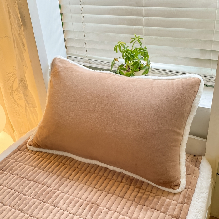 91家纺网 家纺一手货源 找家纺 （总）梦初语 2025新款纯色牛奶绒贴布绣床垫褥冬季加绒加厚防滑学生宿舍 -直播爆款（面料175克-夹棉200克-底布80克防滑滴塑布）