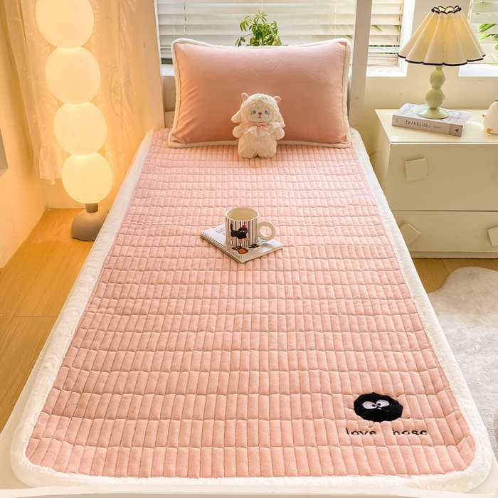 91家纺网 家纺一手货源 找家纺 梦初语 2025新款纯色牛奶绒贴布绣床垫褥冬季加绒加厚防滑学生宿舍 -直播爆款（面料175克-夹棉200克-底布80克防滑滴塑布） 煤球-玉