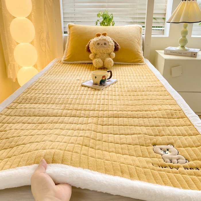 91家纺网 家纺一手货源 找家纺 梦初语 2025新款纯色牛奶绒贴布绣床垫褥冬季加绒加厚防滑学生宿舍 -直播爆款（面料175克-夹棉200克-底布80克防滑滴塑布） 维尼-咖