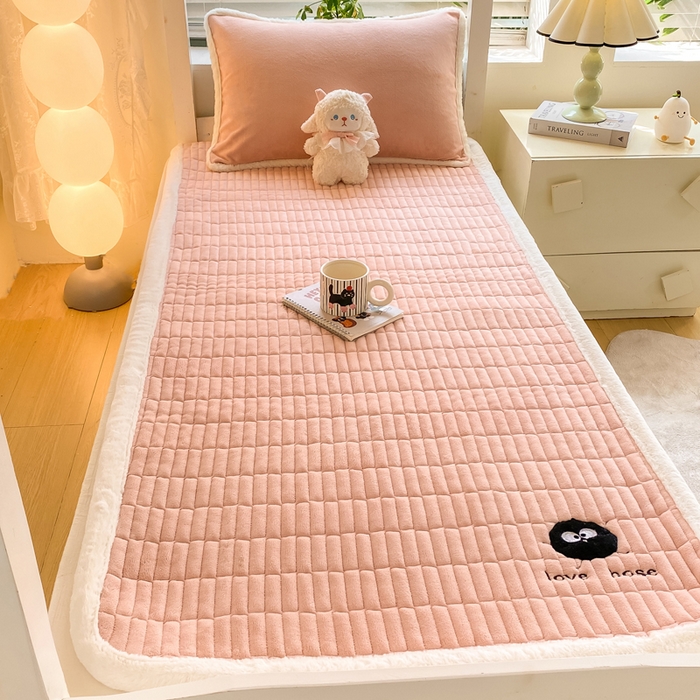 91家纺网 家纺一手货源 找家纺 梦初语 2025新款纯色牛奶绒贴布绣床垫褥冬季加绒加厚防滑学生宿舍 -直播爆款（面料175克-夹棉200克-底布80克防滑滴塑布） 煤球-玉