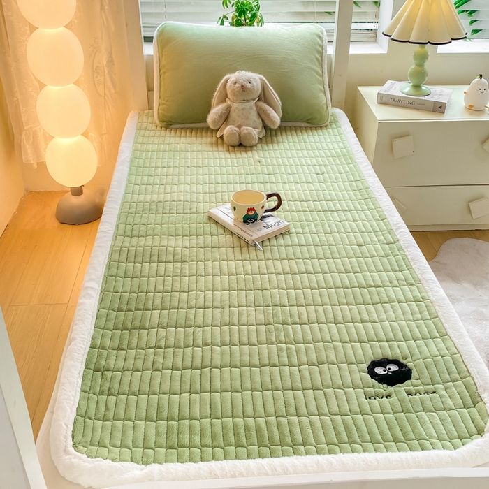 91家纺网 家纺一手货源 找家纺 梦初语 2025新款纯色牛奶绒贴布绣床垫褥冬季加绒加厚防滑学生宿舍 -直播爆款（面料175克-夹棉200克-底布80克防滑滴塑布） 煤球-绿
