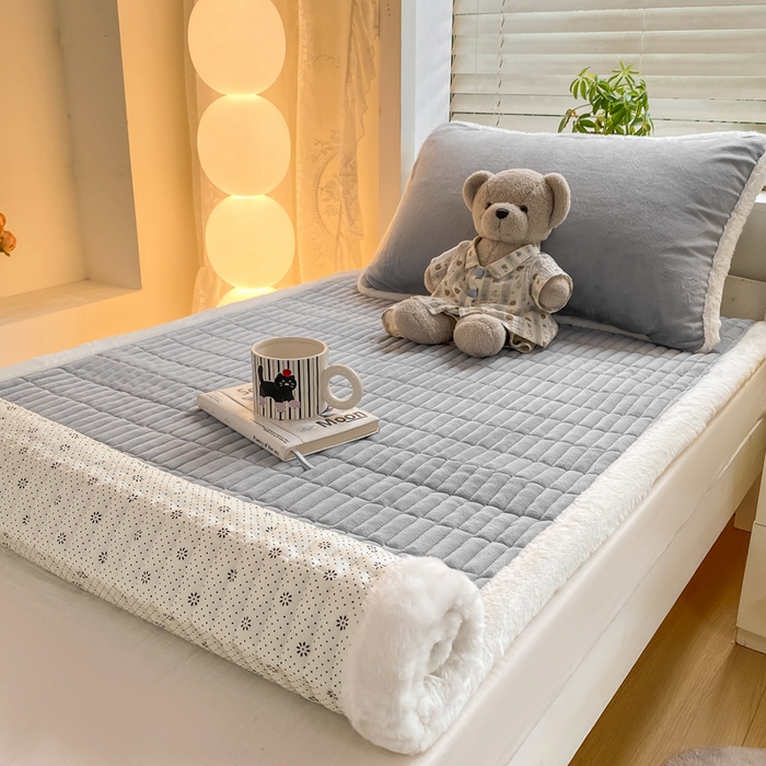 91家纺网 家纺一手货源 找家纺 梦初语 2025新款纯色牛奶绒贴布绣床垫褥冬季加绒加厚防滑学生宿舍 -直播爆款（面料175克-夹棉200克-底布80克防滑滴塑布） 猫咪-灰