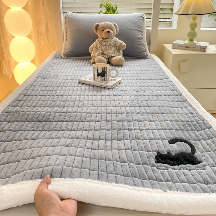 91家纺网 家纺一手货源 找家纺 梦初语 2025新款纯色牛奶绒贴布绣床垫褥冬季加绒加厚防滑学生宿舍 -直播爆款（面料175克-夹棉200克-底布80克防滑滴塑布） 猫咪-灰