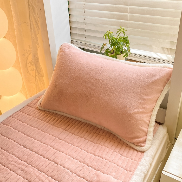 91家纺网 家纺一手货源 找家纺 梦初语 2025新款纯色牛奶绒贴布绣床垫褥冬季加绒加厚防滑学生宿舍 -直播爆款（面料175克-夹棉200克-底布80克防滑滴塑布） 煤球-玉