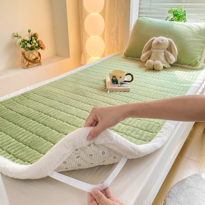 91家纺网 家纺一手货源 找家纺 梦初语 2025新款纯色牛奶绒贴布绣床垫褥冬季加绒加厚防滑学生宿舍 -直播爆款（面料175克-夹棉200克-底布80克防滑滴塑布） 煤球-绿