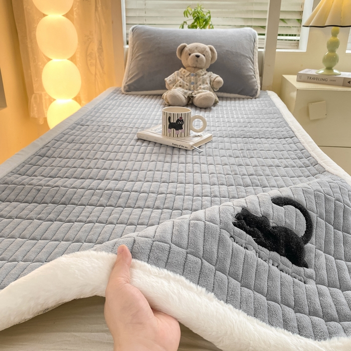 91家纺网 家纺一手货源 找家纺 梦初语 2025新款纯色牛奶绒贴布绣床垫褥冬季加绒加厚防滑学生宿舍 -直播爆款（面料175克-夹棉200克-底布80克防滑滴塑布） 猫咪-灰