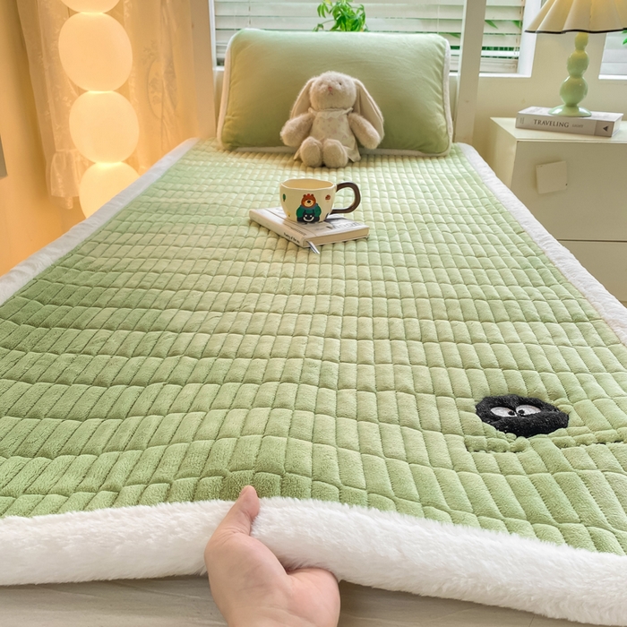 91家纺网 家纺一手货源 找家纺 梦初语 2025新款纯色牛奶绒贴布绣床垫褥冬季加绒加厚防滑学生宿舍 -直播爆款（面料175克-夹棉200克-底布80克防滑滴塑布） 煤球-绿