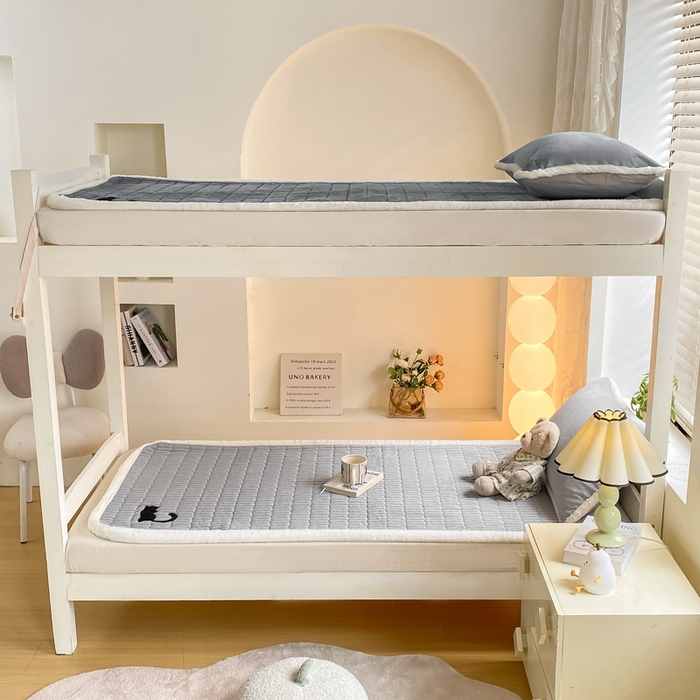 91家纺网 家纺一手货源 找家纺 梦初语 2025新款纯色牛奶绒贴布绣床垫褥冬季加绒加厚防滑学生宿舍 -直播爆款（面料175克-夹棉200克-底布80克防滑滴塑布） 猫咪-灰