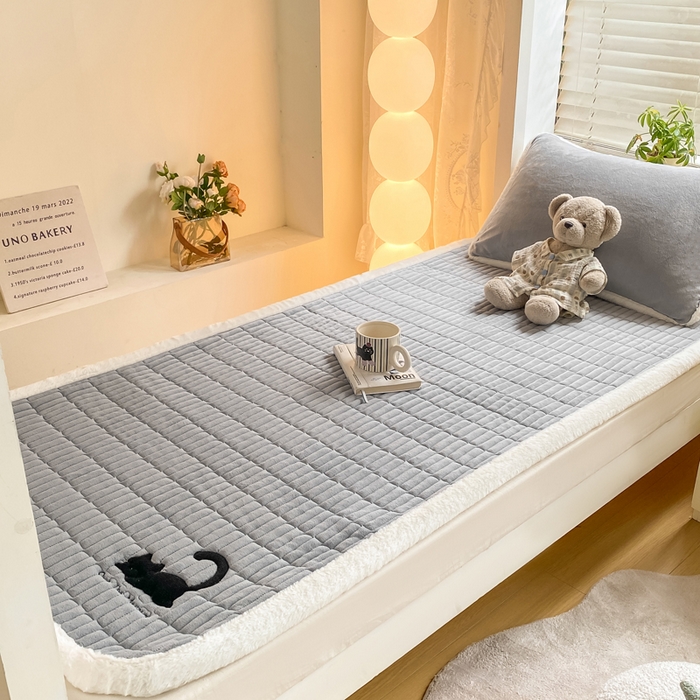 91家纺网 家纺一手货源 找家纺 梦初语 2025新款纯色牛奶绒贴布绣床垫褥冬季加绒加厚防滑学生宿舍 -直播爆款（面料175克-夹棉200克-底布80克防滑滴塑布） 猫咪-灰