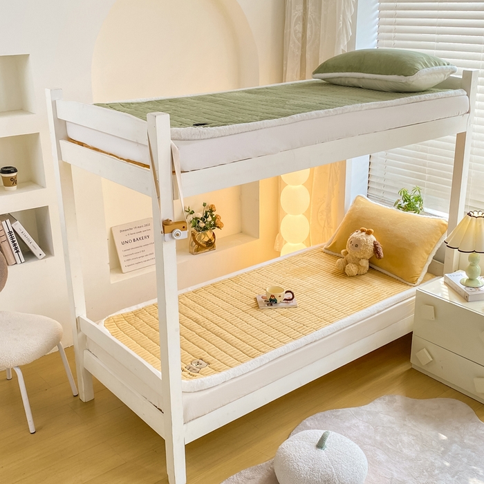 91家纺网 家纺一手货源 找家纺 梦初语 2025新款纯色牛奶绒贴布绣床垫褥冬季加绒加厚防滑学生宿舍 -直播爆款（面料175克-夹棉200克-底布80克防滑滴塑布） 维尼-咖