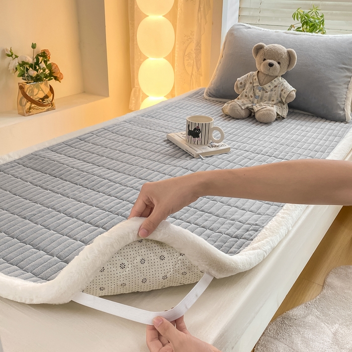 91家纺网 家纺一手货源 找家纺 梦初语 2025新款纯色牛奶绒贴布绣床垫褥冬季加绒加厚防滑学生宿舍 -直播爆款（面料175克-夹棉200克-底布80克防滑滴塑布） 猫咪-灰