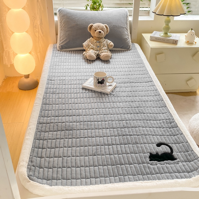 91家纺网 家纺一手货源 找家纺 梦初语 2025新款纯色牛奶绒贴布绣床垫褥冬季加绒加厚防滑学生宿舍 -直播爆款（面料175克-夹棉200克-底布80克防滑滴塑布） 猫咪-灰