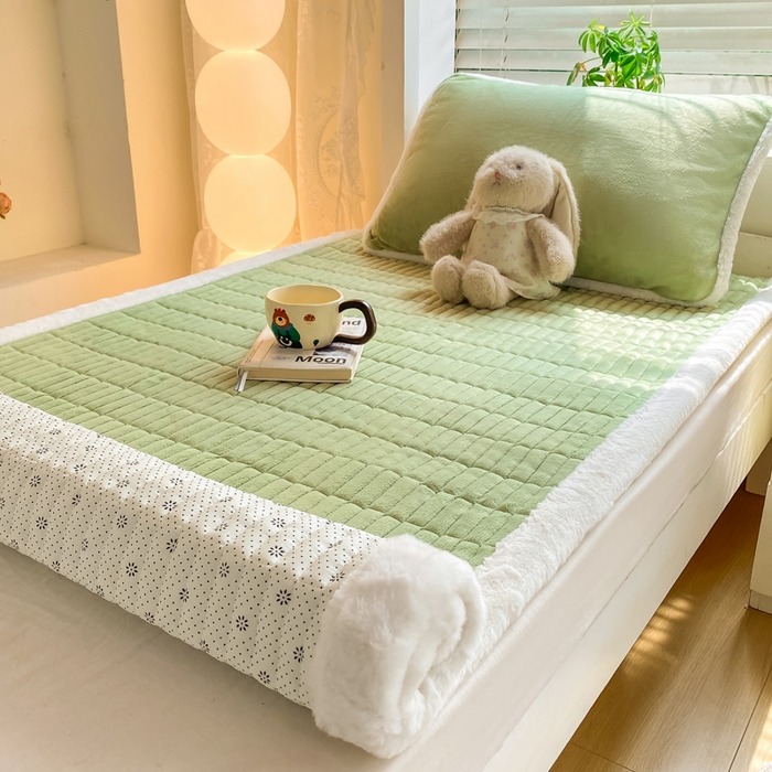 91家纺网 家纺一手货源 找家纺 梦初语 2025新款纯色牛奶绒贴布绣床垫褥冬季加绒加厚防滑学生宿舍 -直播爆款（面料175克-夹棉200克-底布80克防滑滴塑布） 煤球-绿