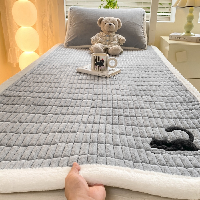 91家纺网 家纺一手货源 找家纺 梦初语 2025新款纯色牛奶绒贴布绣床垫褥冬季加绒加厚防滑学生宿舍 -直播爆款（面料175克-夹棉200克-底布80克防滑滴塑布） 猫咪-灰