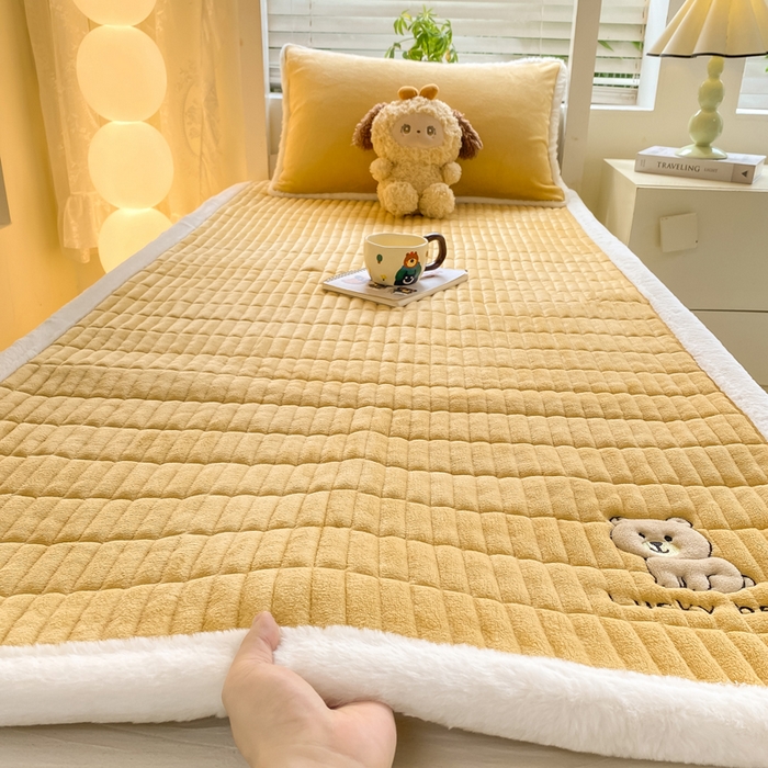 91家纺网 家纺一手货源 找家纺 梦初语 2025新款纯色牛奶绒贴布绣床垫褥冬季加绒加厚防滑学生宿舍 -直播爆款（面料175克-夹棉200克-底布80克防滑滴塑布） 维尼-咖