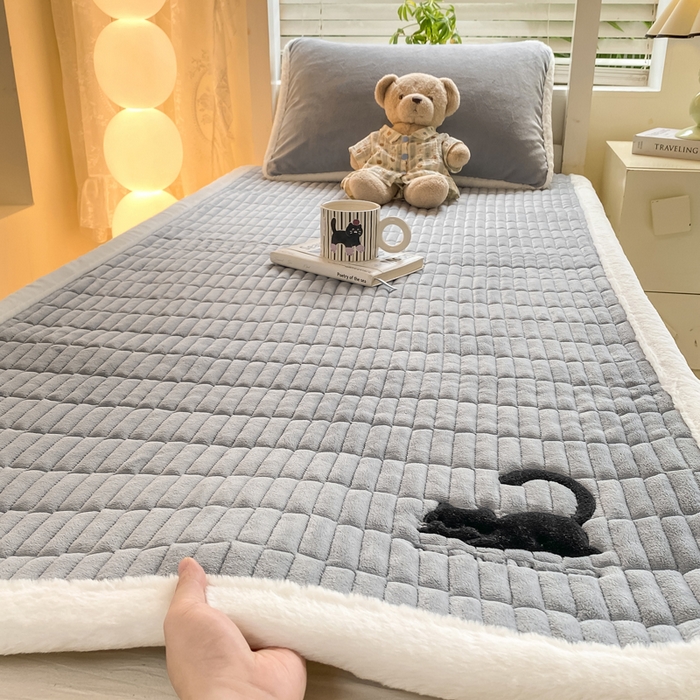 91家纺网 家纺一手货源 找家纺 梦初语 2025新款纯色牛奶绒贴布绣床垫褥冬季加绒加厚防滑学生宿舍 -直播爆款（面料175克-夹棉200克-底布80克防滑滴塑布） 猫咪-灰
