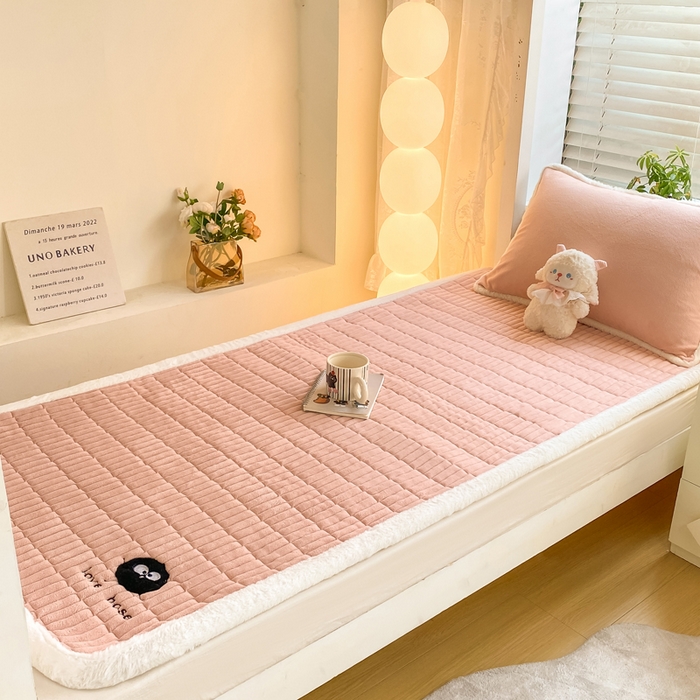 91家纺网 家纺一手货源 找家纺 梦初语 2025新款纯色牛奶绒贴布绣床垫褥冬季加绒加厚防滑学生宿舍 -直播爆款（面料175克-夹棉200克-底布80克防滑滴塑布） 煤球-玉