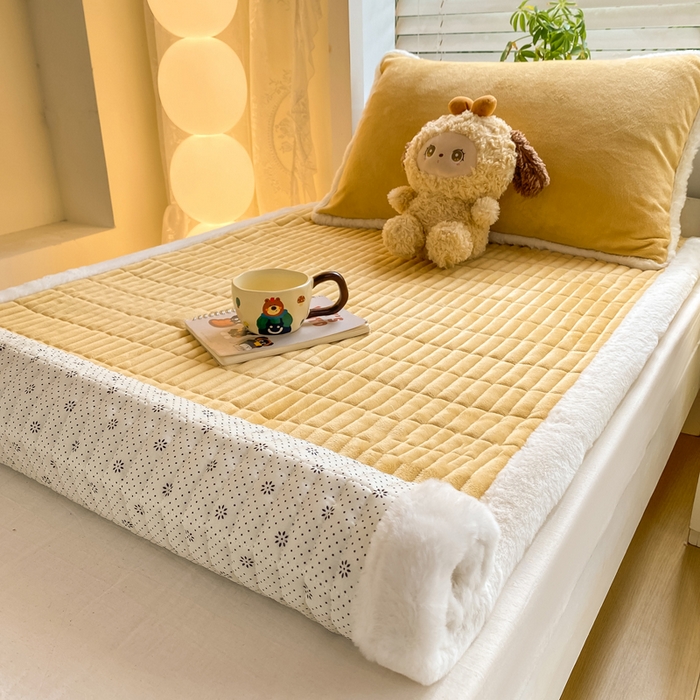 91家纺网 家纺一手货源 找家纺 梦初语 2025新款纯色牛奶绒贴布绣床垫褥冬季加绒加厚防滑学生宿舍 -直播爆款（面料175克-夹棉200克-底布80克防滑滴塑布） 维尼-咖