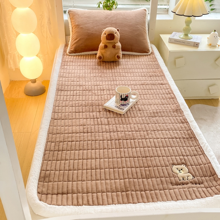 91家纺网 家纺一手货源 找家纺 （总）梦初语 2025新款纯色牛奶绒贴布绣床垫褥冬季加绒加厚防滑学生宿舍 -直播爆款（面料175克-夹棉200克-底布80克防滑滴塑布）