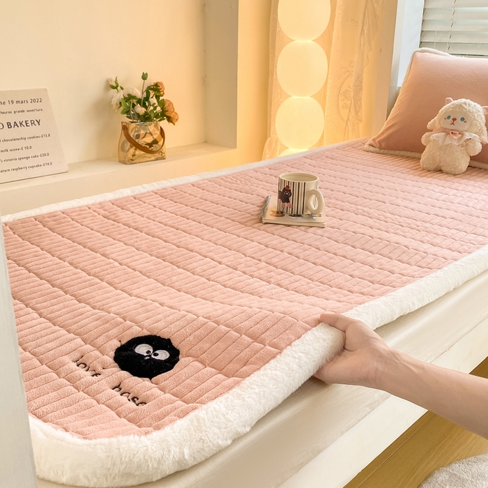 91家纺网 家纺一手货源 找家纺 梦初语 2025新款纯色牛奶绒贴布绣床垫褥冬季加绒加厚防滑学生宿舍 -直播爆款（面料175克-夹棉200克-底布80克防滑滴塑布） 煤球-玉
