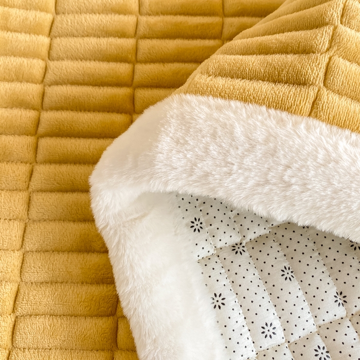 91家纺网 家纺一手货源 找家纺 梦初语 2025新款纯色牛奶绒贴布绣床垫褥冬季加绒加厚防滑学生宿舍 -直播爆款（面料175克-夹棉200克-底布80克防滑滴塑布） 维尼-咖